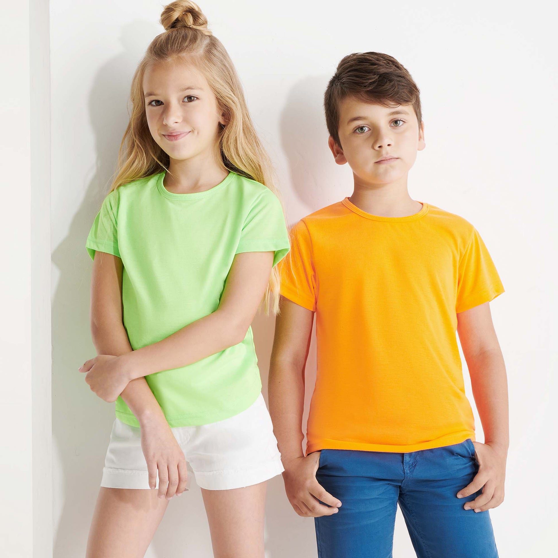 CAMISETA BÁSICA FLÚOR NIÑA/O AKITA KIDS ROLY - mr-personaliza