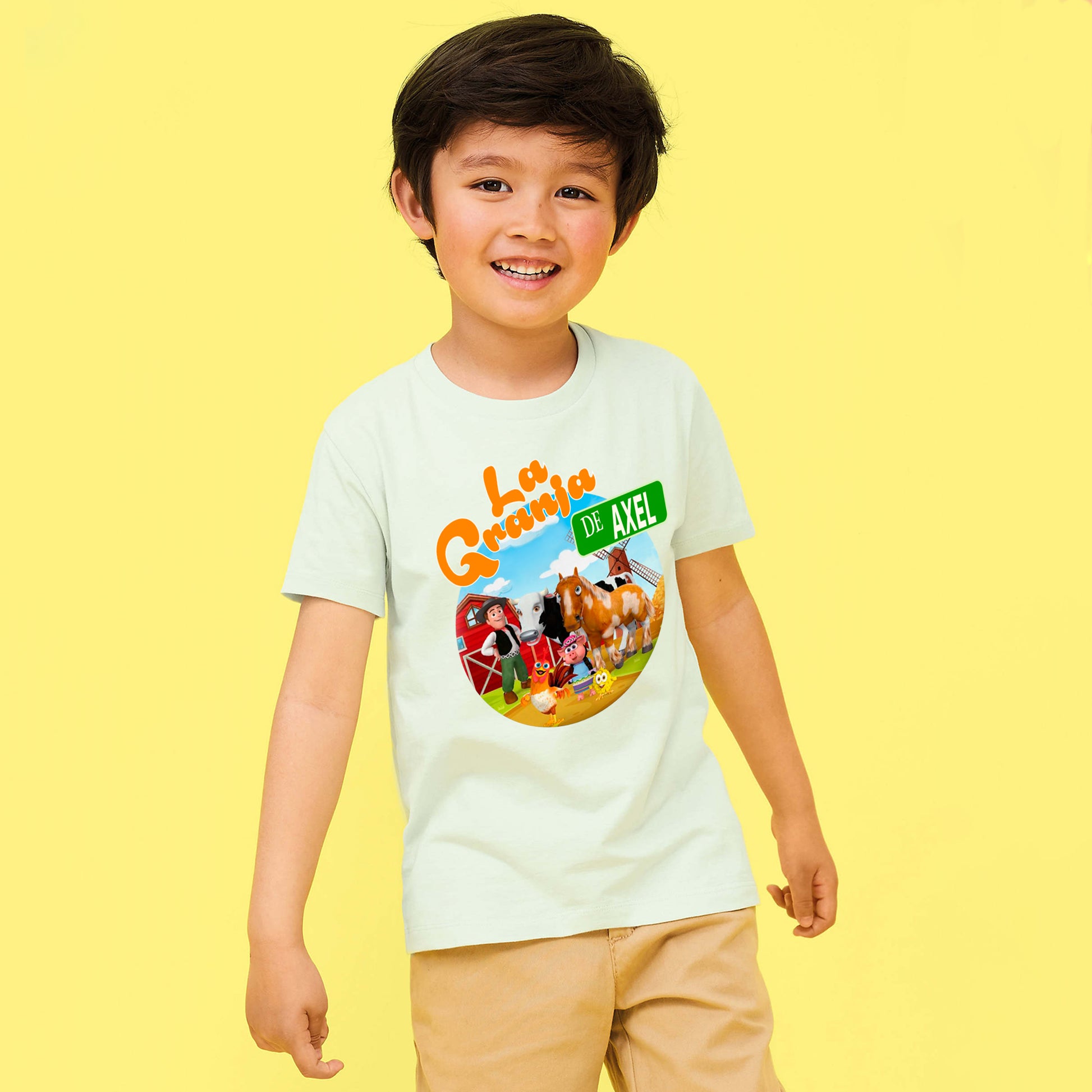camiseta con diseño la granja y nombre del niño/a